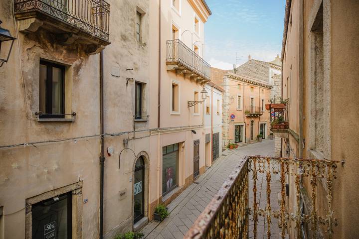 Ganzes Studio, Vierbettzimmer mit Balkon, Blick auf Corso und Piazza, Klimaanlage in Calangianus, Olbia-Tempio