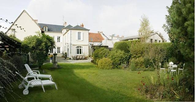 Chambre d’hôte pour 3 personnes, avec Terrasse ainsi que Jardin et Piscine dans Saint-Amand-Montrond - 2