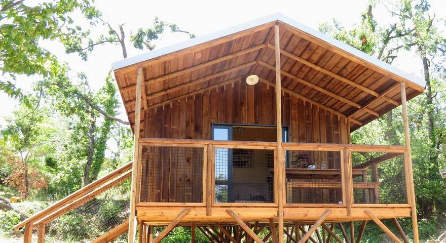 Lodge pour 4 personnes, avec vue et bassin pour enfant ainsi que piscine et jardin, animaux acceptés
