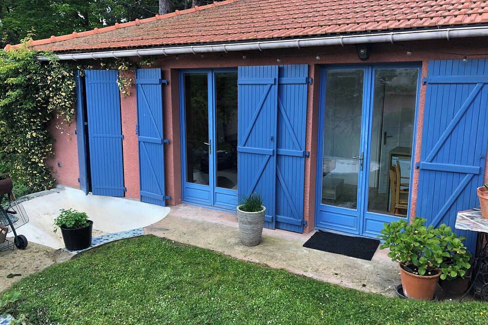 A self-contained studio in a green setting in Chatou, Yvelines