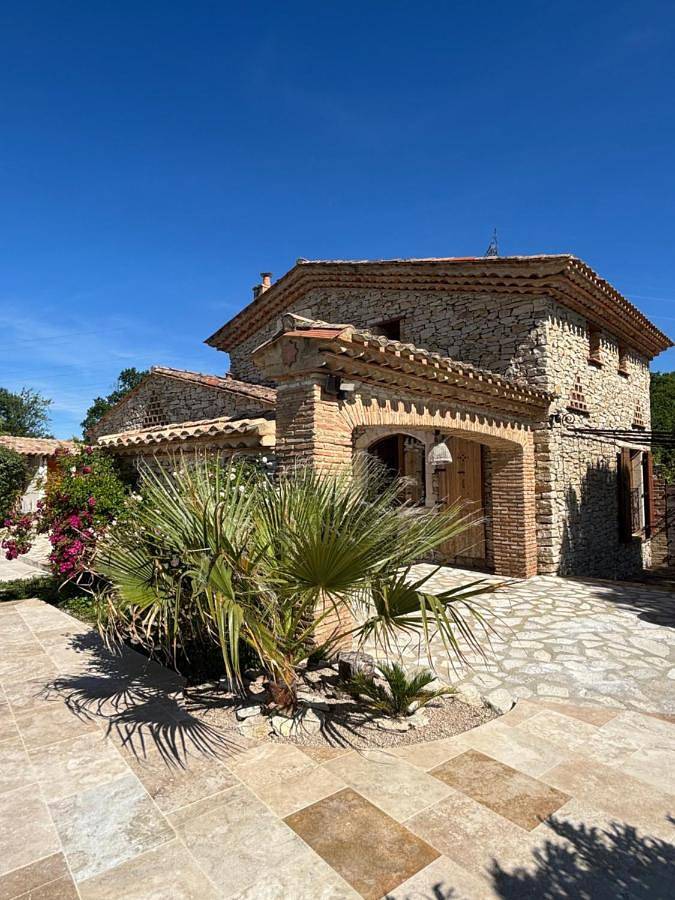 Location de vacances pour 8 personnes, avec vue ainsi que piscine et jardin, animaux acceptés à Larnas - 4