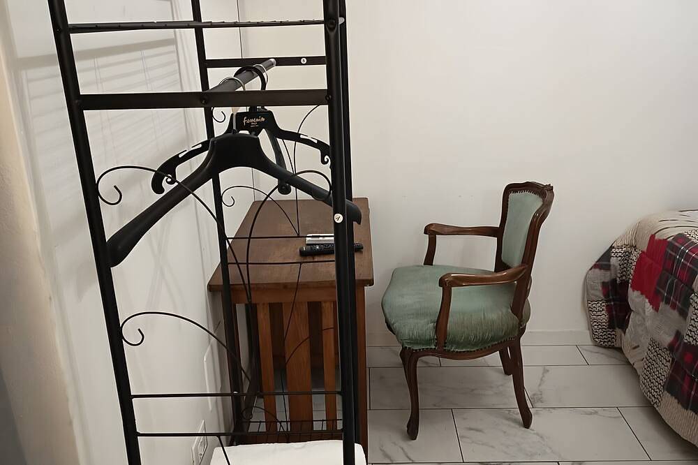 Appartamento intero, Camera Peonia - Singola con Giardino in Comune, Wi-Fi e Aria Condizionata in Prato, Provincia di Prato