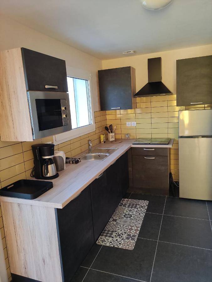 Gîte pour 3 personnes, avec terrasse ainsi que vue sur le lac et vue à Tresserve - 2