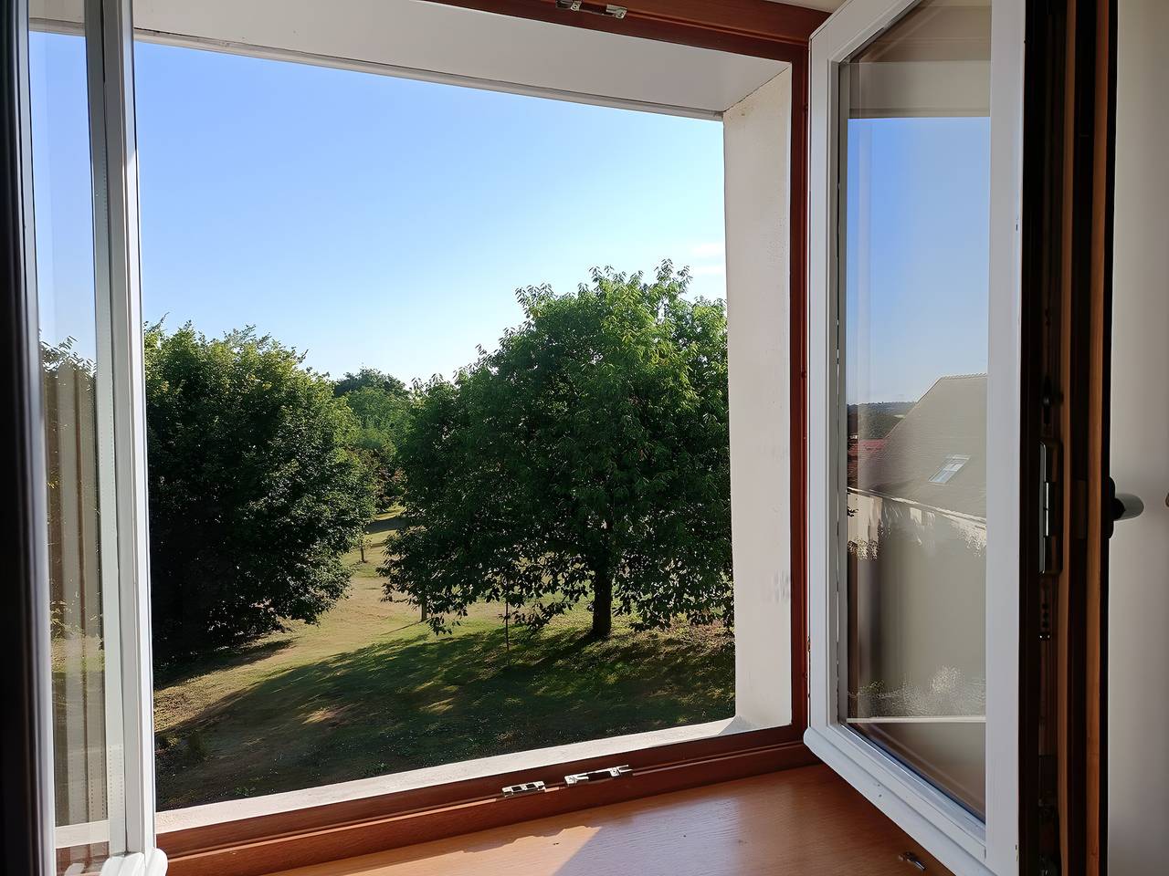 Guest Room "Chambre Chocolat" with Shared Pool, Shared Terrace and Wi-Fi in Beaumont-sur-Grosne, Chalon-sur-Saône region