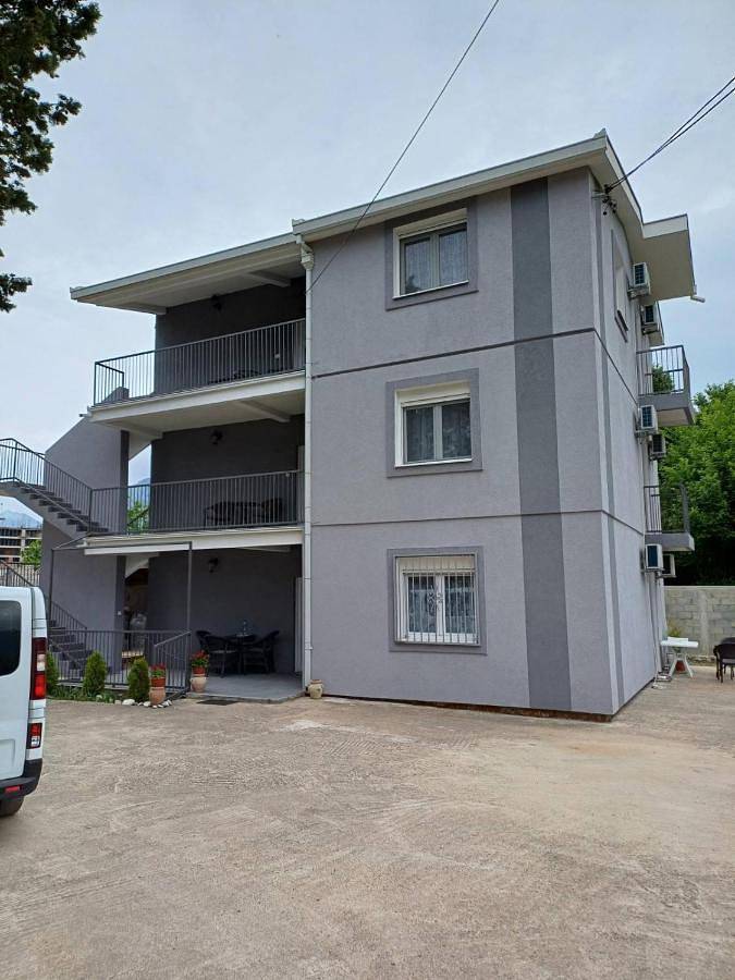 Apartament wakacyjny dla 4 osób, z taras i ogród w Bar