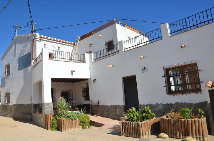 Casa de vacaciones para 24 personas, con balcón además de vistas y piscina - 1