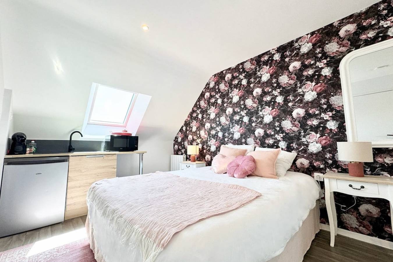 Ganze Wohnung, L’instant rose - Cocon fleuri avec jacuzzi in Quéven, Côte des Mégalithes