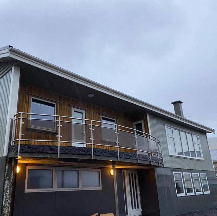 Ferielejlighed for 18 personer, med udsigt og balkon i Færøerne