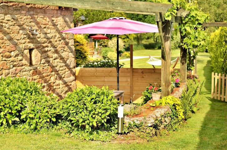 Gîte pour 4 personnes, avec jardin ainsi que terrasse et piscine