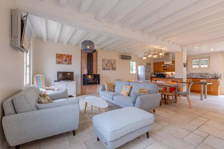 Location de vacances pour 9 personnes, avec Terrasse ainsi que Jardin et Vue à Chémery
