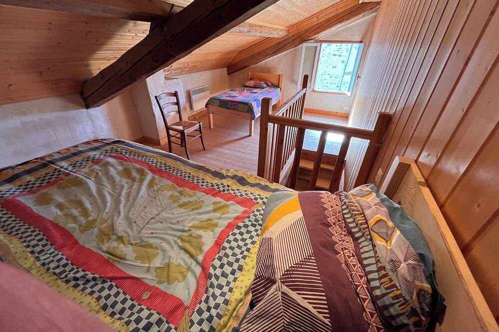 Le Domaine des Gameaux, gîte, grand préau, espace cuisine, jeux, ateliers in Chatte (bateau), Isère