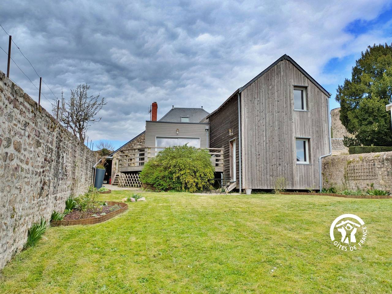 Gîte indépendant 3 chambres - confort moderne et cachet historique, animaux admis in Sainte-Suzanne, Mayenne
