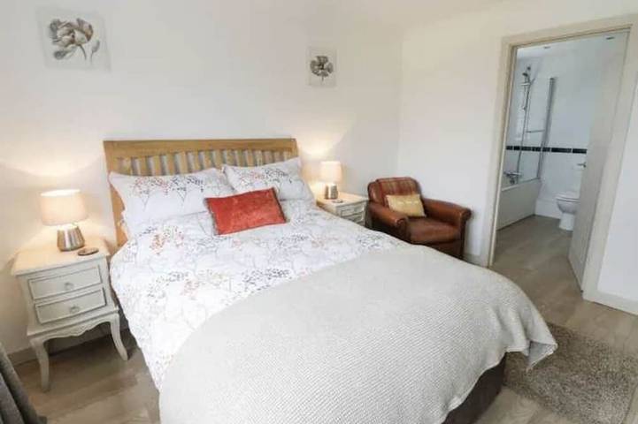 Peaceful home from home cottage beautifully presented in village location. in Warwickshire