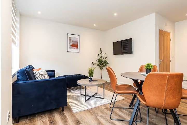 Entire holiday apartment, Den 5 - Modern Studio Close to Lcfc Stadium in Leicester, Heart of England