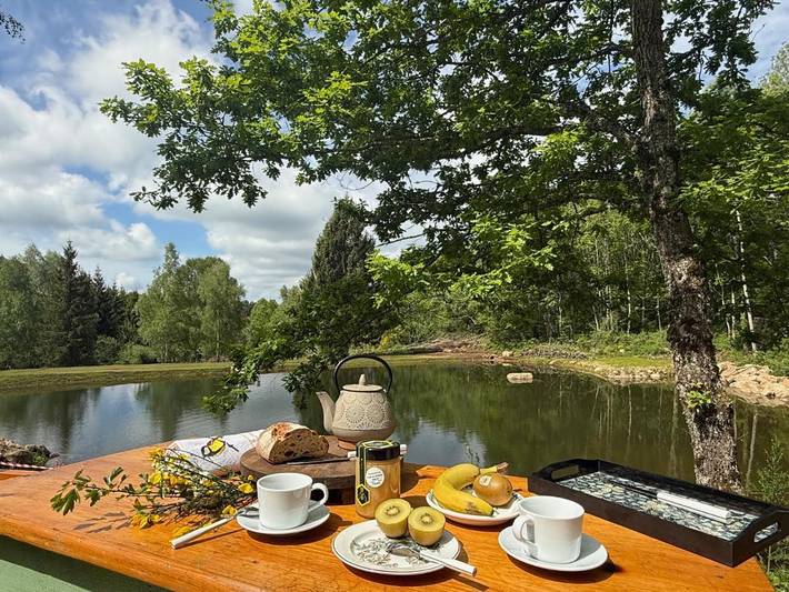 Tente pour 4 personnes, avec jardin et vue, animaux acceptés dans le Puy-de-Dôme