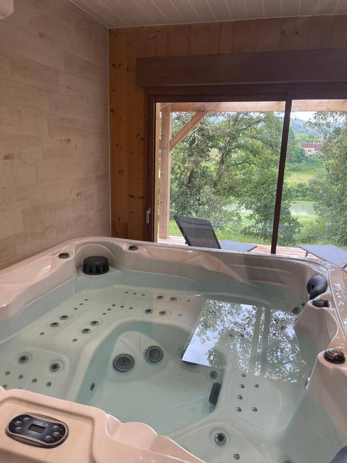 Gîte pour 6 personnes, avec jardin ainsi que terrasse et vue sur le lac à Sergeac