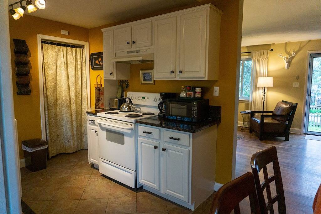 Gemütliches Cottage nur wenige Schritte von der Innenstadt von Brevard entfernt! in Brevard, Transylvania County