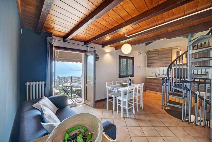 Apartamento inteiro, Apartamento de férias em Beautiful Vineyard 'Crotto Palma' com vista para o lago e Wi-Fi in Dongo, Lago de Como