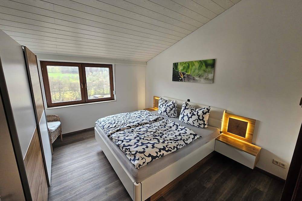 Ganze Wohnung, Schöne Ferienwohnung am Waldrand mit drei Schlafzimmern. in Zell, Main-Odenwald