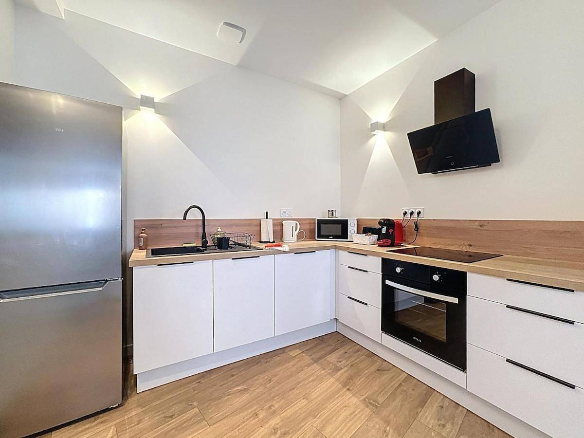 Appartement entier, Immeuble complet climatisé, 24 couchages, centre ville, proche A75 in Coudes, Région de Besse-et-Saint-Anastaise