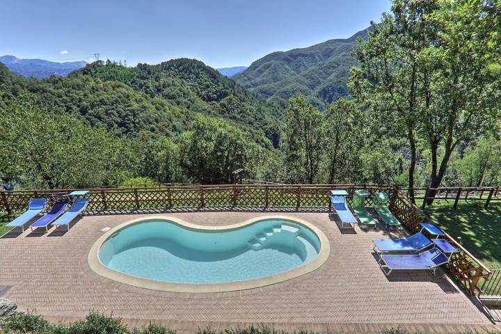 Ferienwohnung für 8 Personen, mit Whirlpool und Terrasse sowie Garten und Pool