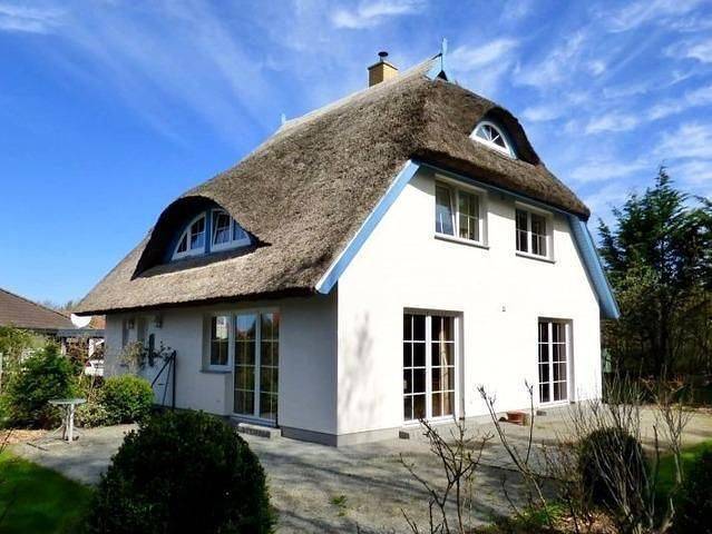 Ganze Wohnung, Ferienwohnung Uhlenhuus: Reetdachromantik mit Gartenterrasse & Carport in Wiek, Rügen