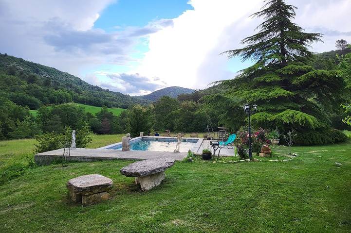 Location de vacances pour 5 personnes, avec Terrasse et Jardin à Montjustin