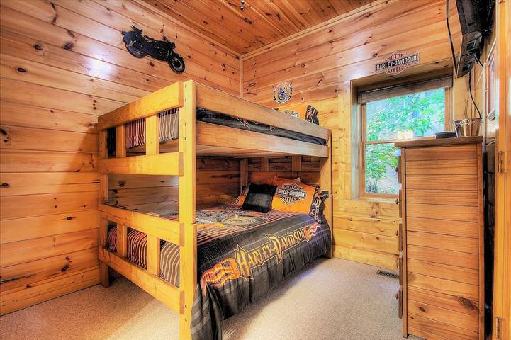 Log cabin for 18 people, with pool and balcony as well as hot tub in Pigeon Forge