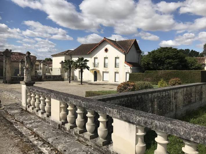 Gîte pour 5 personnes, avec piscine ainsi que vue et jardin à Vervant