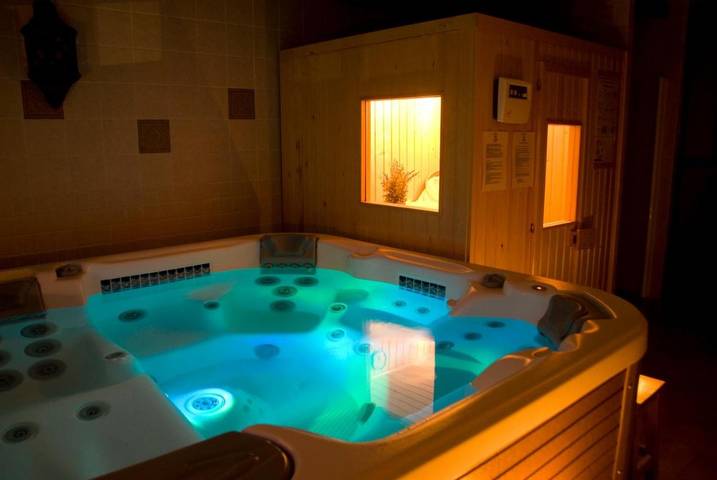 Apartamento para 32 personas, con Jacuzzi y Terraza además de Jardín y Sauna en Sierra Norte