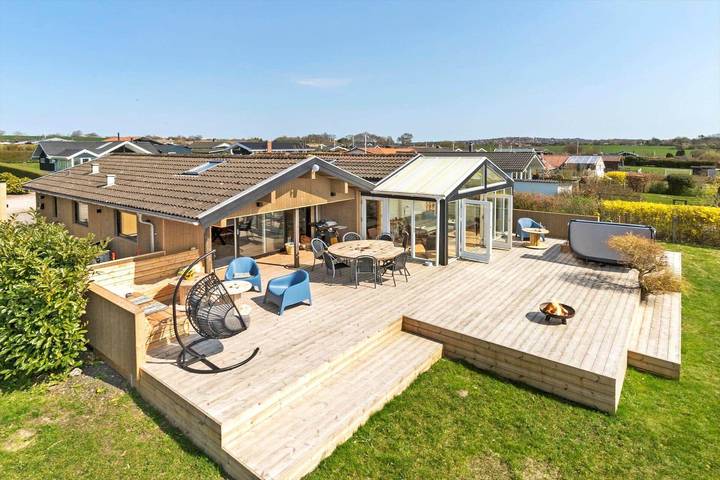 Ferieudlejning for 8 personer, med jacuzzi og terrasse, husdyr tilladt i Følle Strand