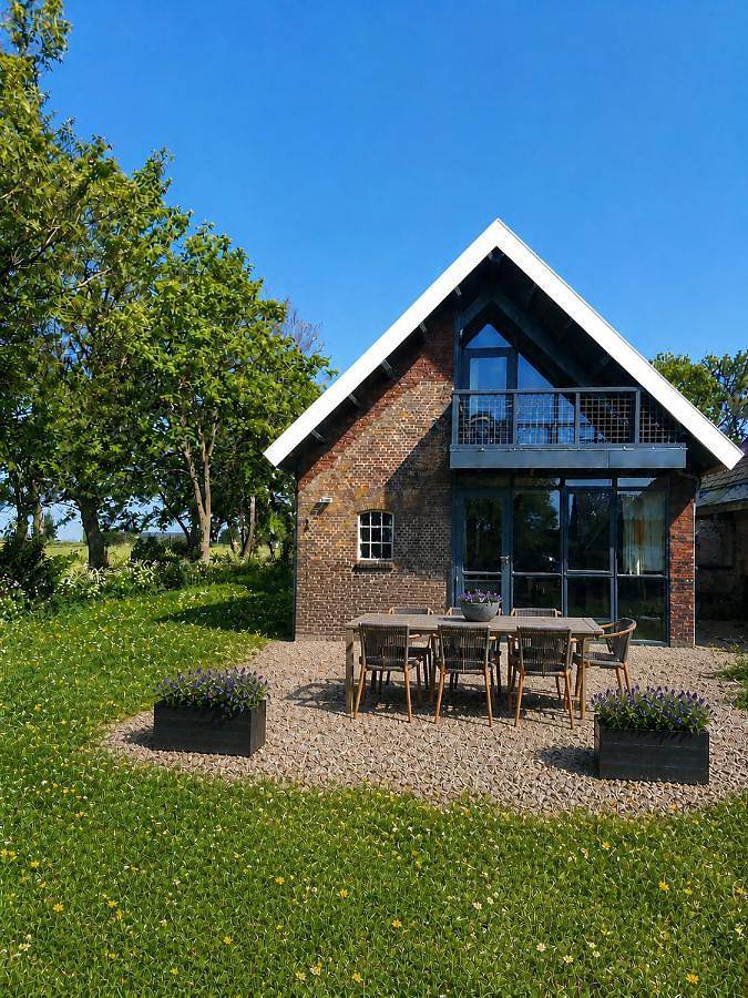 Pension voor 8 personen, with Balkon and Terras as well as Tuin and Uitzicht op het meer in Friesland