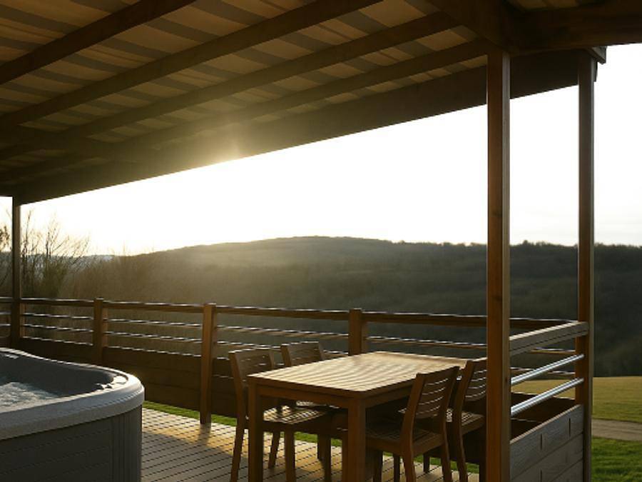 Camping Domaine La Faurie - Mobilheim 6 personen - Exklusives Mobilheim - 3 Schlafzimmer - Jacuzzi & Talblick in Séniergues, Regionaler Naturpark Causses du Quercy