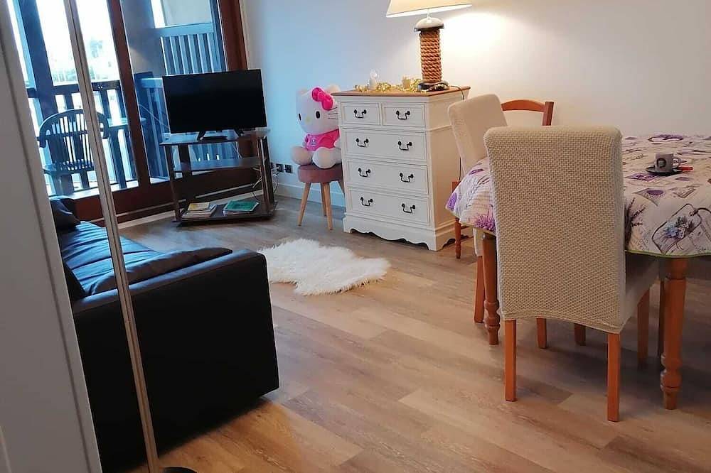 Entire apartment, Two-room apartment with balcony, indoor heated pool - 4 people in Deauville, Lisieux region