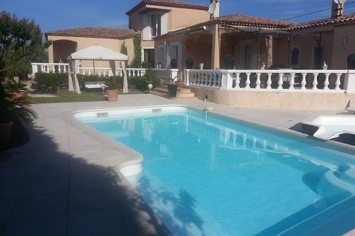 Maison de vacances pour 8 personnes, avec Jacuzzi ainsi que Terrasse et Jardin à Gignac-la-Nerthe