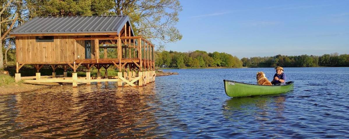 Gîte pour 3 personnes, avec Terrasse ainsi que Vue et Vue sur le lac à Saint-Agnant-près-Crocq