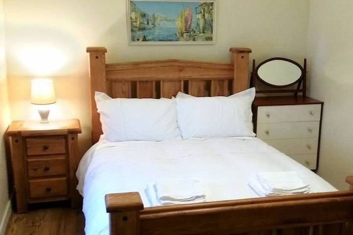 Lakeside Farmhouse (5 mins from beaches) with private walks and gardens in Condado de Donegal