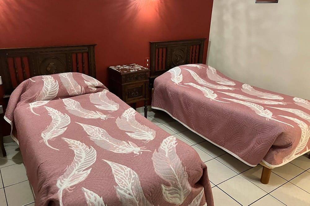 Chambres Ouessant Pmr du Ménez-Hom in Plomodiern, Iroise