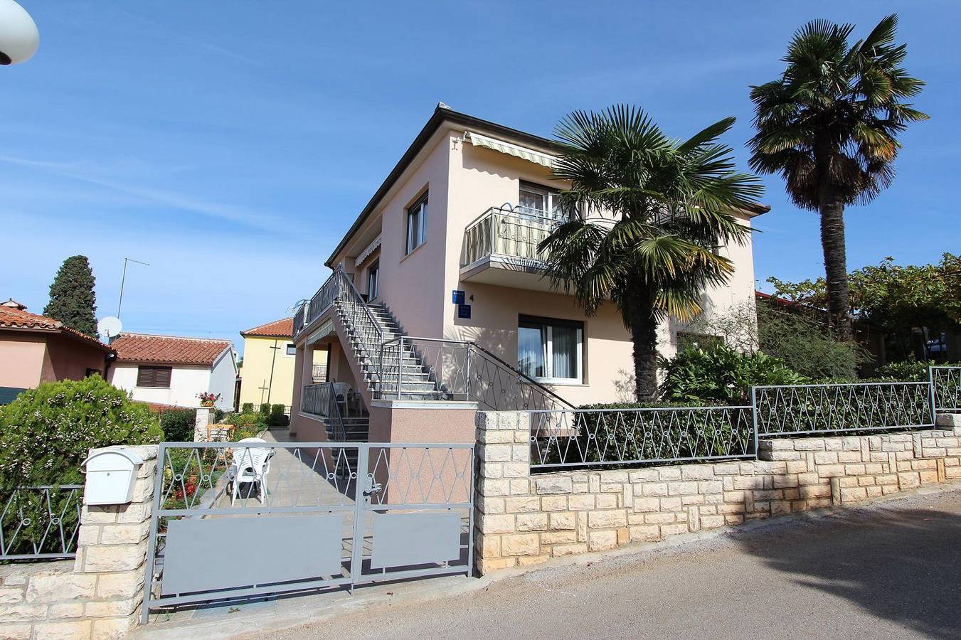 Cijeli apartman, Charmantes Apartment nur 400 Meter zum Strand mit Meerblick, Grillbereich, Klima, Wifi in Rovinj (Istra), Rovinj