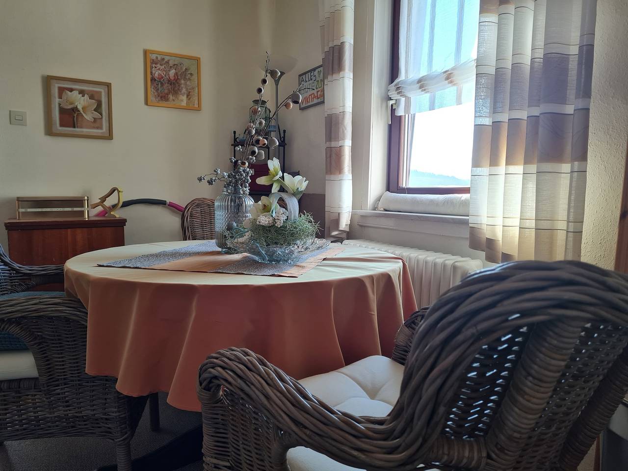 Ganze Ferienwohnung, Ruhige Ferienwohnung mit Balkon und Terrasse nahe Kassel in Helsa, Hessisches Bergland