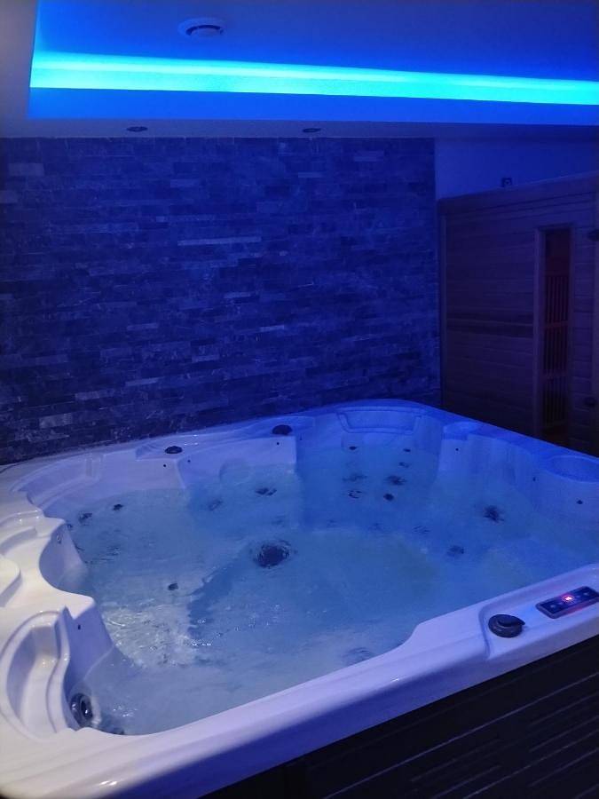 Chambre d’hôte pour 2 personnes, avec terrasse ainsi que jacuzzi et sauna