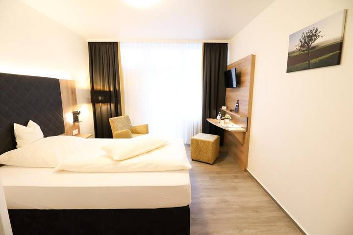 Hotel, mit Balkon und Terrasse sowie Garten und Pool in Hüllhorst - 3