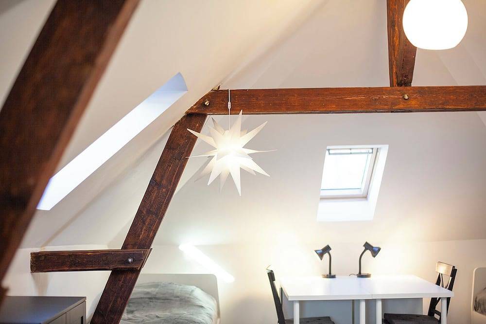 Ganze Wohnung, Kernsanierte 2-Zimmer-Wohnung in Ruhige Lage im Innenhof, Alsdorf in Alsdorf, Rheinland