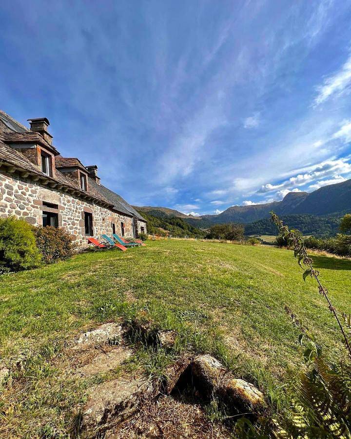 L'Impradine, grand gîte vue et nature splendides in Le Falgoux, Parc naturel régional des Volcans d'Auvergne
