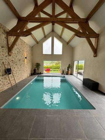 Cottage pour 12 personnes, avec vue et piscine ainsi que sauna et jardin dans Courthiézy