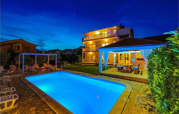 Ferienhaus für 14 Personen, mit Pool und Sauna sowie Balkon/Terrasse in Kaštela - 2