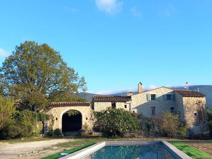Location de vacances pour 16 personnes, avec Terrasse et Piscine à Le Poët-Laval