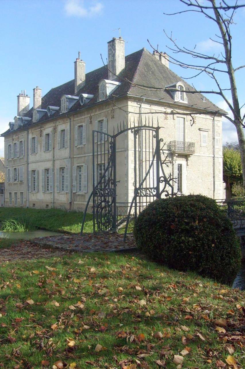 Château De Serrigny in Ladoix-Serrigny, Région de Beaune