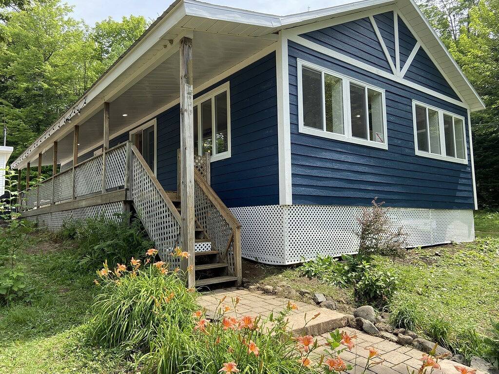 Cottage Rentals for 10 Guests in Owl's Head, Quebec