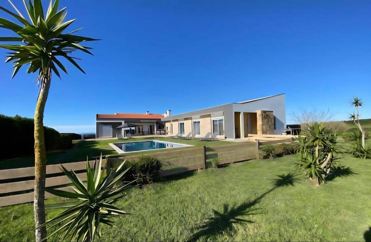 Casa da Vagem, Modern Luxury in Sintra, Private Pool, 9 min from Azenhas do Mar in São João das Lampas e Terrugem, Costa de Lisboa